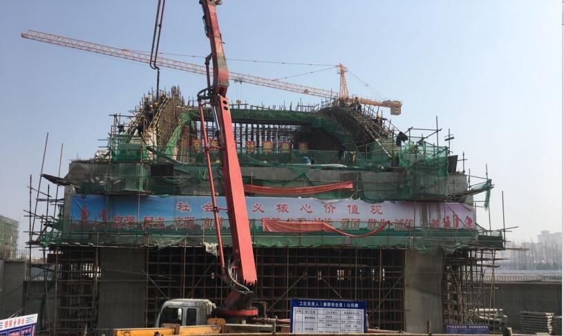 五河船閘04標第三跨系桿拱上部結(jié)構(gòu)拱肋砼順利完畢.jpg